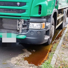 Interwencja na drodze. Wyciek oleju z ciężarówki