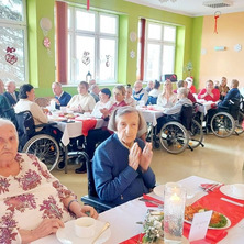 Zasiedli do wspólnego stołu. Nie zabrakło gości