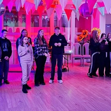 Zabawa dyskotekowa z karaoke. Młodzież bawiła się doskonale