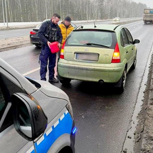 Zabrakło paliwa. Z pomocą przyszli policjanci