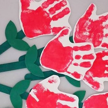 Walentynkowe prace. Stworzyli kwiaty z odcisków dłoni