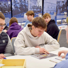 Uczniowie w IPN. Interesujące zajęcia i prezentacja wystawy