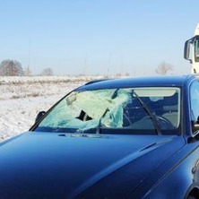 Lód spadł z dachu ciężarówki, a następnie przebił przednią szybkę osobówki